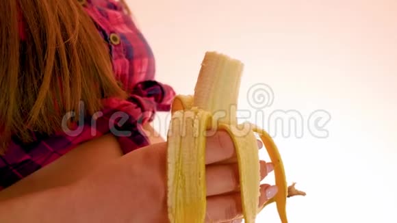 肚子大的孕妇双手脱皮吃香蕉水果妊娠第九个月与营养观念视频的预览图
