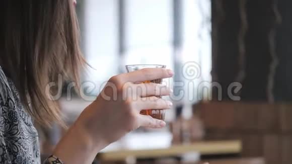 杯特写漂亮的女人喝东方热饮土耳其茶在咖啡馆放松早餐愉快的早晨视频的预览图