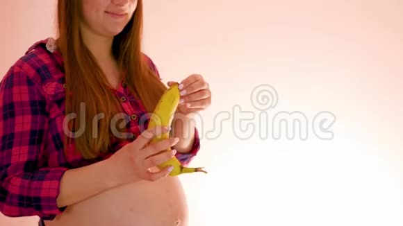 肚子大的孕妇双手脱皮吃香蕉水果妊娠第九个月与营养观念视频的预览图