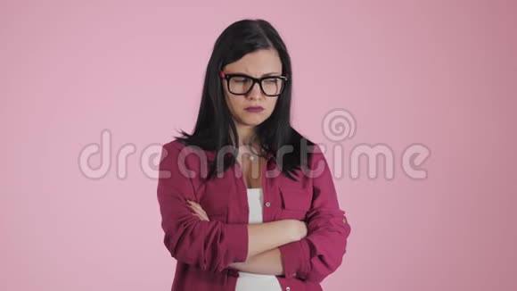 严肃悲伤沮丧的年轻女子穿着粉红色衬衫被隔离在五颜六色的背景上特写愤怒沮丧的学生或学生视频的预览图