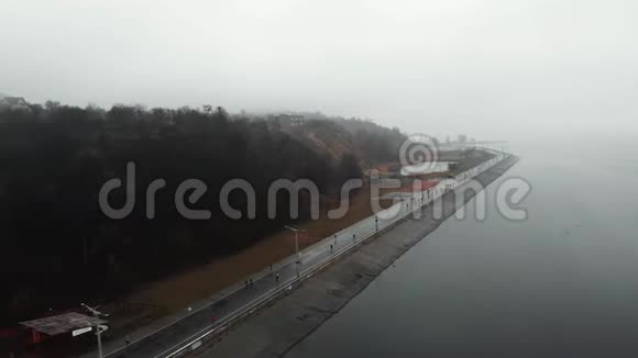 美丽的河岸人们沿着码头奔跑早上在城市堤岸慢跑的男女专业人员视频的预览图