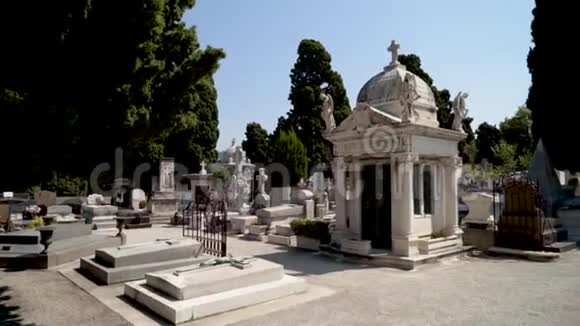 墓地里美丽的地窖行动墓园中有穹顶的墓葬结构意味着地窖欧洲墓地白色视频的预览图
