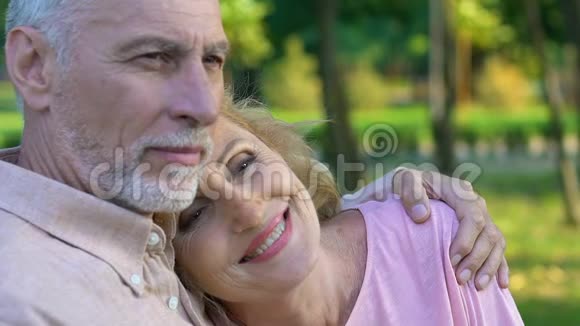 老皱纹女人把头放在男人的肩膀上支撑慢动作视频的预览图