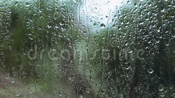 在玻璃上下雨视频的预览图