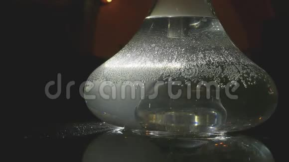 透明的钩子底座充满水烟雾和气泡吸烟的时刻视频的预览图