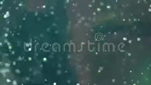 高清视频抽象模糊与闪烁的bokeh亮蓝绿水中模糊气泡的抽象背景视频的预览图
