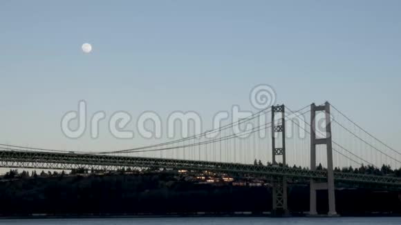 黄昏的灯光和月亮在塔科马狭窄视频的预览图