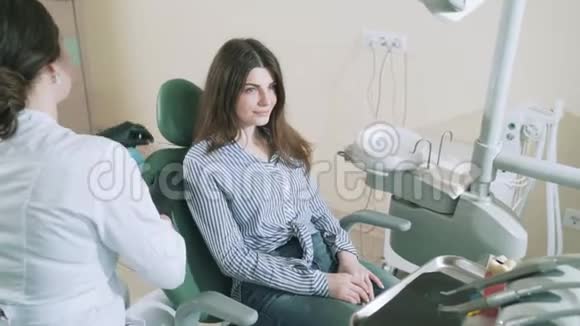 慢慢地拍摄了斯特迪坎吸引人的病人来看你的医生牙医医生把围裙系在他的围裙上视频的预览图