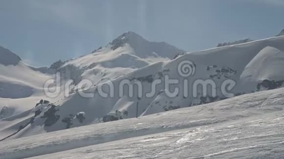 阳光明媚的一天高加索雪山的影像全景视频的预览图