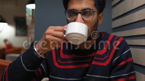 特写镜头印度人在咖啡馆喝咖啡视频的预览图