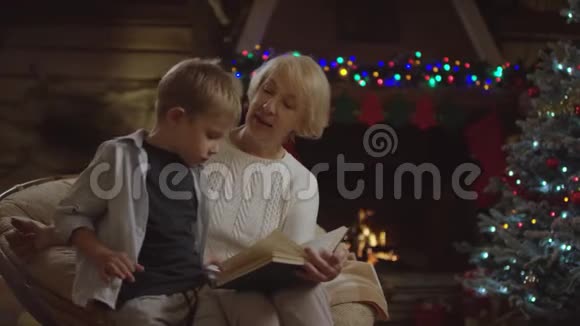 老太太在圣诞夜给她的孙子读了一本书他问她一件事视频的预览图