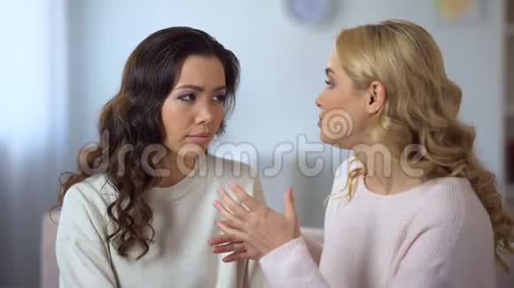 年轻无聊的女人听着她烦人的朋友不关心谈话视频的预览图