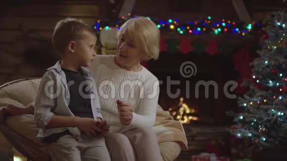 老太太在圣诞夜和小男孩说话视频的预览图