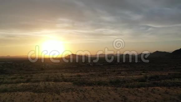 在索诺兰沙漠上空朝日落飞去视频的预览图