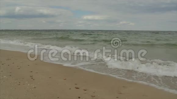 近景海浪在白沙滩上破碎美丽海滩上的海浪视频的预览图