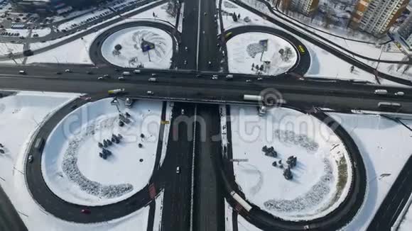 冬季城市的公路交叉口空中观景车在环形交叉路口行驶视频的预览图