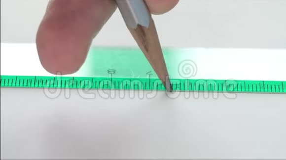 艺术家用木笔和尺子画一条直线的特写视频的预览图