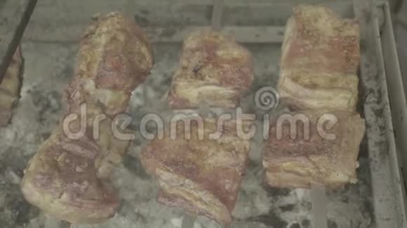 肉在铁烤架上煎特写镜头BBQ视频的预览图