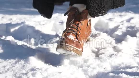 夏季白天在光滑的深雪中行走卷起冬靴视频的预览图