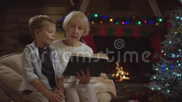 老太太为她的孙子读童话故事在圣诞夜和他说话视频的预览图