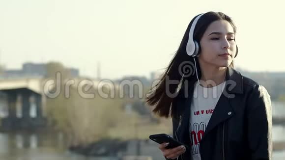 带着耳机听音乐的亚裔混血黑发少女视频的预览图