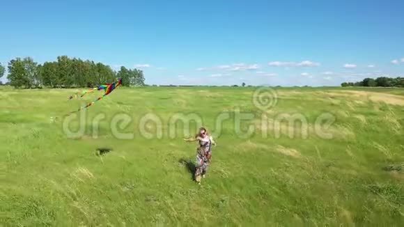 那个女孩带着风筝在绿色的田野上奔跑欢声笑语喜庆的心情暑假假期视频的预览图