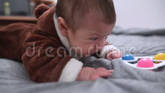 三个月大的可爱男婴趴在肚子上视频的预览图