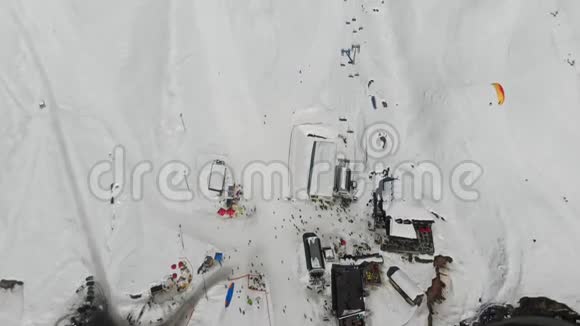 4k空中鸟瞰滑雪基地与电缆道路和跳伞阿尔卑斯山视频的预览图