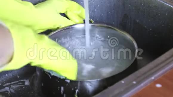 厨房洗手池用肥皂和水用手在黄色的橡胶发光视频的预览图
