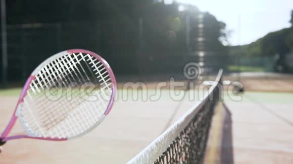 近距离拍摄的女网球运动员在网球场网上握手视频的预览图