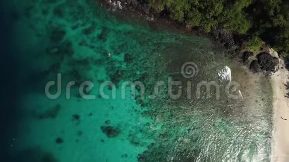 热带海滩和蓝色泻湖印度尼西亚巴厘人们会浮潜视频的预览图