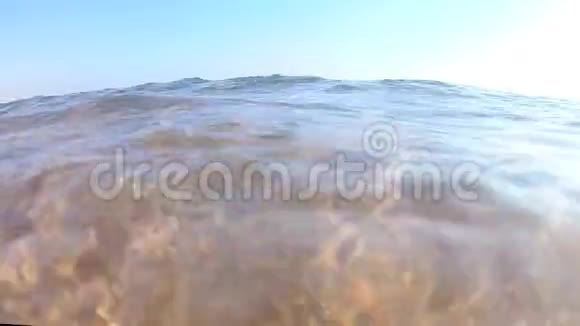 在晴朗的晴天红海沙底靠近沙岸的水下光波慢速运动标准运动视频的预览图