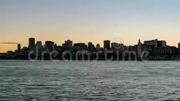 日落到夜幕降临的蒙特利尔城市天际线市政厅与圣劳伦斯河视频的预览图