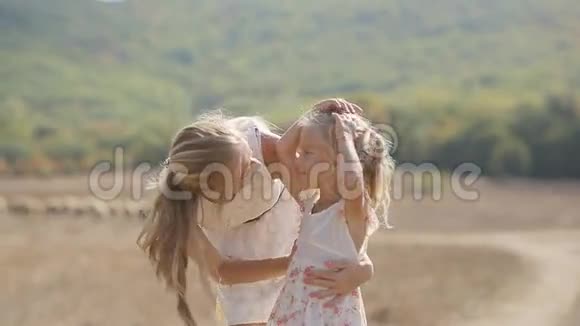 年轻美丽的母亲亲吻小女儿视频的预览图