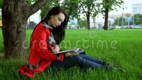 一个女孩正在公园里休息视频的预览图