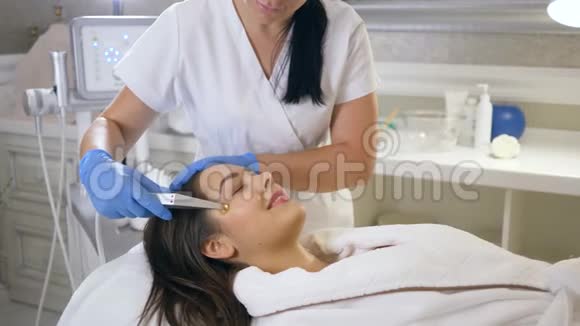护理皮肤幸福客户女性在美容时用脉冲氧压复活术视频的预览图