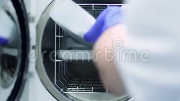 医生在灭菌器内放置无菌器械的包装视频的预览图