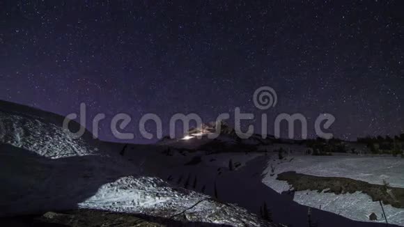 山上的夜星辰与斯诺格罗默一起工作视频的预览图