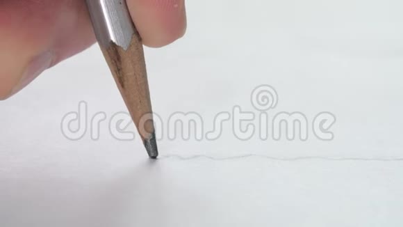 艺术家们用一支木笔在纸上画一条波浪线视频的预览图