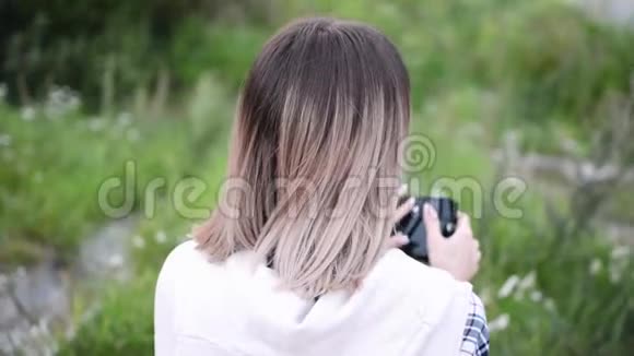 年轻漂亮的女孩用旧手动摄像机视频的预览图