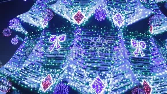 主城圣诞树晚上有蓝光和花环照明Xmastree循环城市的街道视频的预览图