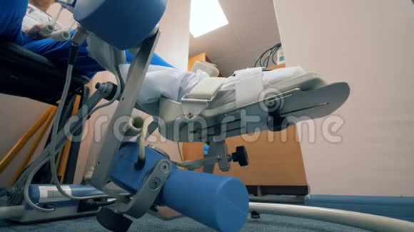 骨科设备抬起病人腿底部视图视频的预览图