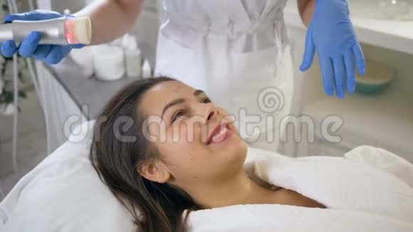 皮肤治疗高兴客户女士在水疗沙龙享受美容化妆品清洁程序视频的预览图