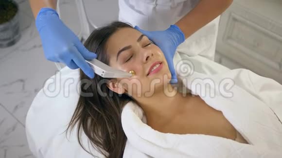 护肤面部客户女性美容复健程序与积极成分分娩技术美容视频的预览图