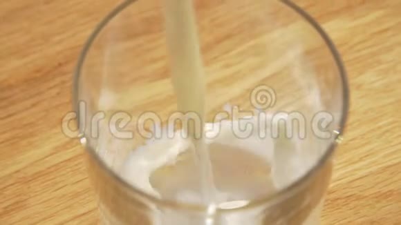 把牛奶倒进玻璃杯里视频的预览图