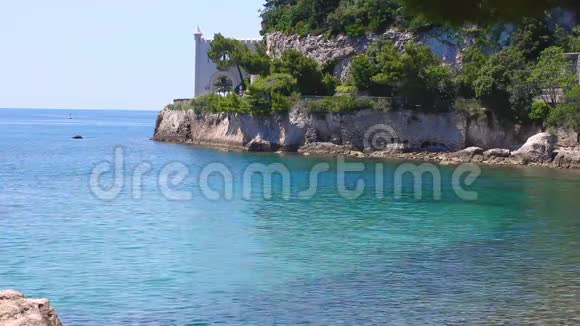 岩石山上有一座城堡在蓝色的海水之上在遥远的地区有一座城堡坐落在被开槽的山上视频的预览图