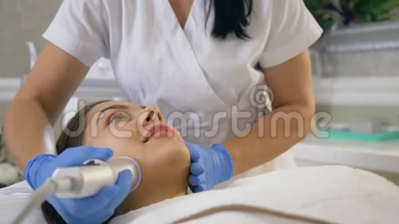 洁肤面部护理快乐的客户女性在美容院享受美容美容护肤的程序视频的预览图