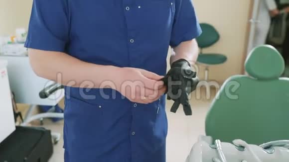 医生把一个慢镜头拍摄的相框合上戴上医用手套等待病人视频的预览图