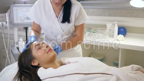 水疗沙龙程序年轻女性病人美容程序复兴在美容院在治疗室视频的预览图