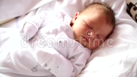 新生儿在妇产医院头几天睡觉视频的预览图